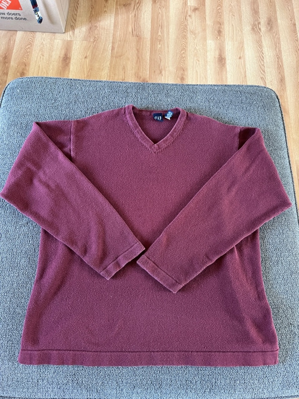 GAP Men's V-Neck Sweater in Wine